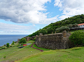 Scorcio sui muraglioni della Fortezza di S&atilde;o Filipe.