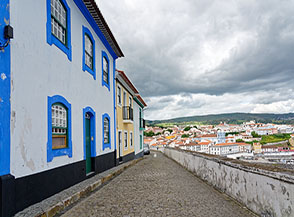 &ldquo;Facciate&ldquo; (Angra do Hero&igrave;smo).