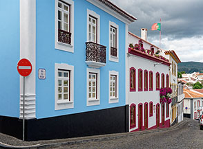 &ldquo;Facciate&ldquo; (Angra do Hero&igrave;smo).
