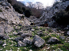 La Fonte Sant&rsquo;Onofrio, all&rsquo;uscita di un piccolo canale nel vallone omonimo.