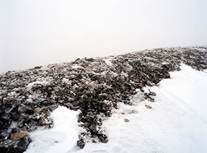Il filo della Cresta Sud-Est del San Nicola, unico riferimento nella nebbia pi&ugrave; fitta.