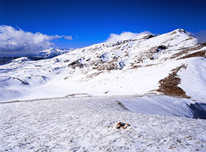 Dalla cima del San Nicola vista sui vasti pendii del versante meridionale del Monte di Canale.