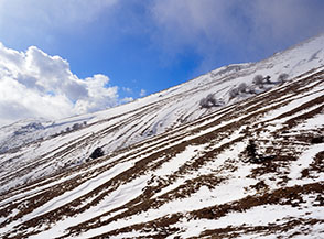 Vista sui pendii che degradano nel Vallone di Forca.