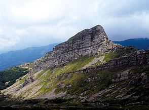 La bella silhouette del Monte Scala vista dal Passo di Badignana.