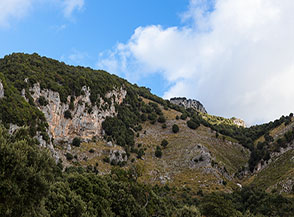 Serra di Catena (sulla sx) dalle cui pendici parte il sentiero che da San Giovanni a Piro sale sul Monte Bulgheria.