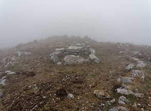 La tavola di pietre che s&rsquo;incontra lungo la Cresta Ovest del Monte Bulgheria.