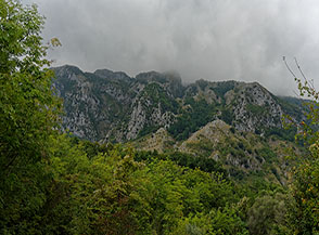Vista sull&rsquo;articolato e selvaggio versante orientale del Monte Bulgheria.