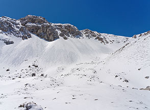 La bianca Valle dei Briganti risale, piegando sulla dx, verso il Costognillo.