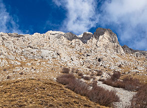 I contrafforti rocciosi che segnano il Versante Sud del Cafornia.