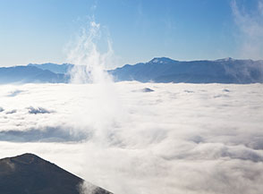La Conca del Fucino completamente ricoperta da una fitta coltre di nebbia, in primo piano la sagoma del Monte la Difensola.