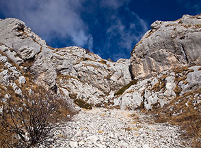 L&rsquo;attacco del canale centrale del Versante Sud del Cafornia, alla cui sx si sviluppa la Via Direttissima.