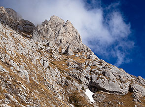Dalla Direttissima uno sguardo alle grandi guglie rocciose che segnano il versante meridionale del Cafornia.