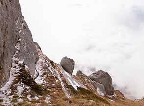 Lembi della coperta nebbiosa di fondovalle si staccano e risalgono il Versante Sud del Cafornia.