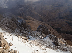 Neve e ghiaie sui ripidi pendii del Versante Sud del Cafornia.