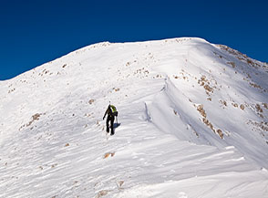 Sul filo della Cresta Sud verso la cima del Cafornia ormai in vista.