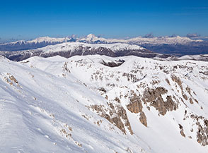 Dalla Selletta del Cafornia vista verso nord, all&rsquo;orizzonte immancabile la catena del Gran Sasso.