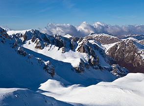 Le creste rocciose che delimitano la Valle dei Briganti (ormai in ombra) nell&rsquo;Alto Vallone di Teve.