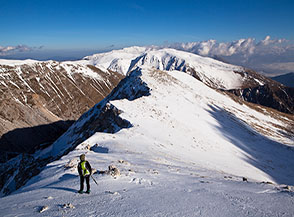 Lungo la cresta verso le ultime punte di Cimata Fossa dei Cavalli, sullo sfondo la Magnola.