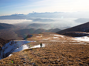 Il dolce pendio con cui prosegue la cresta superata la Cimata Selva del Coco.