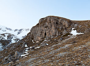 La bella rupe con grotte alla testata del Vallone Rietello.
