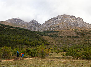 Incamminandosi verso il Vallone Rosso alle pendici del Cafornia.