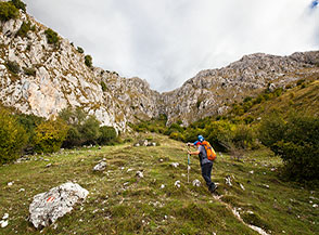 Ai piedi del Canalino, lo stretto e incassato canale che separa la montagna del Cafornia da quella del Velino.