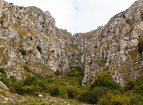 Il Canalino stretto fra i contrafforti rocciosi del Monte Velino (a sx) e del Monte Cafornia.