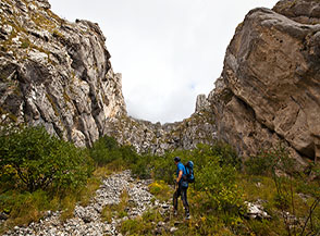 Le pareti si stringono intorno a noi guidandoci verso la strozzatura del Canalino.