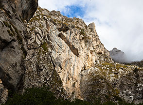 Scorcio sulle pareti che cingono il Canalino nei pressi della strozzatura.