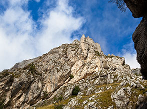 Le pareti che ci sovrastano appena superato il primo salto di roccia del Canalino.