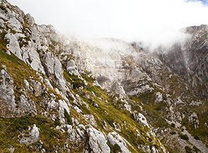 Scorcio sugli spalti rocciosi che si assembrano sui fianchi del tratto alto del Canalino.