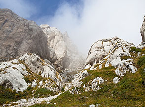 Scorcio sulle grandi guglie di roccia che delimitano la parte sommitale del cosiddetto Canalino.