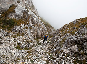 Passaggio finale fra le grandi guglie di roccia che delimitano la parte sommitale del cosiddetto Canalino.