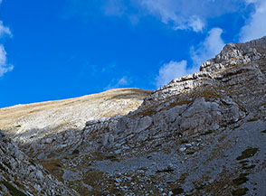 Finalmente fuori dal Canalino lo sguardo scopre la cresta sommitale.
