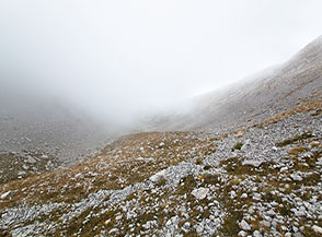 Nella solitaria e brulla valletta carsica che separa i monti Velino e Cafornia sopra i 2100m.