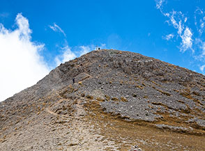 Il conetto sommitale del Monte Cafornia visto dalla Selletta del Cafornia.
