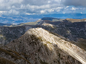 Cimata Fossa dei Cavalli baciata dal sole.