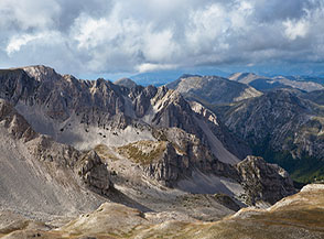 Un tratto della lunga cinta rocciosa che chiude la testata dell&rsquo;Alta Val di Teve.