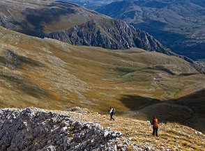 Lungo la cresta di Cimata Fossa dei Cavalli con vista sui Pratoni del Cafornia.
