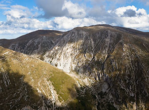 L&rsquo;imbocco di Valle della Genzana e la piatta cima della Magnola (sulla dx).