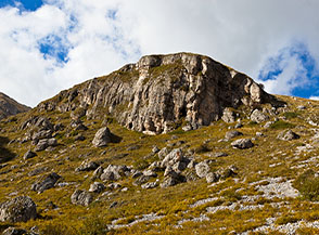 Il massiccio contrafforte roccioso che domina il Vallone Rietello.