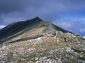 Sulla Cresta Nord del Cagno verso la piramide sommitale del Monte Ocre.
