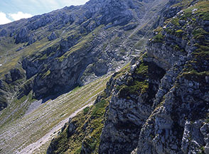 Profilo sui balzi rocciosi che delimitano il Canalone della Foresta.