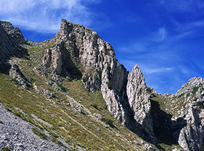 Speroni rocciosi nel Canalone della Foresta.
