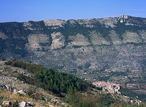 Monti Ausoni: il paese di Vallecorsa.