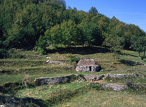 Uno degli ultimi stazzi di questi monti, ancora con il tetto di fascine, sotto Monte Calvilli.