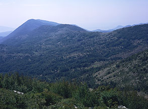 La lunga Cresta del Nibbio, che costituisce la dorsale principale dei Monti Ausoni.