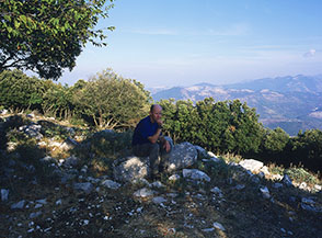 Il cippo confinario (termine) riverso sulla cima di Monte Chiavino, ultima elevazione della lunga Cresta del Nibbio.