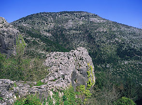 Nei pressi delle rovine della Chiesa di Sant&rsquo;Angelo, vista su Monte Latiglia.