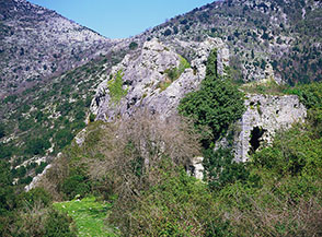 Le rovine della Chiesa di Sant&rsquo;Angelo, semisommerse dalla vegetazione.